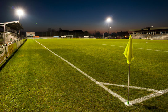 Een verlicht voetbalveld in Avelgem