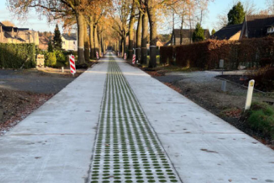 Een opvallend, geperforeerd wegdek dat regenwater rechtstreeks laat infiltreren, letterlijk een “gatenkaas”-verharding Een opvallend, geperforeerd wegdek dat regenwater rechtstreeks laat infiltreren, letterlijk een “gatenkaas”-verharding