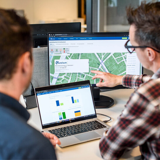 Capaciteitswijzer Fluvius medewerkers tonen de capaciteitswijzer op laptop.