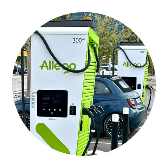 Allego-laadpalen voor elektrische voertuigen Publieke Allego-laadpaal op een parkeerplaats met elektrische auto.