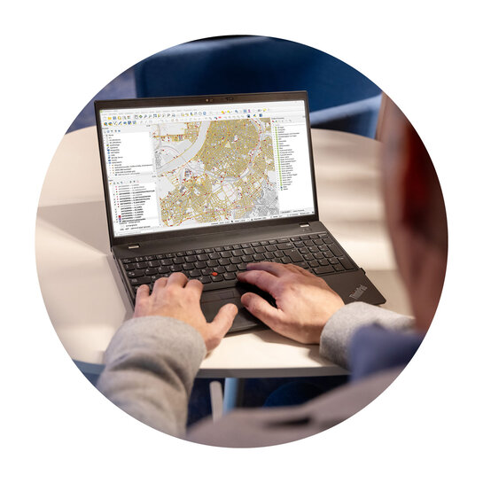 Laptop met geopackage-kaart geopend in GIS-software, gebruikt om infrastructuurgegevens zoals elektriciteit, aardgas en riolering te raadplegen.