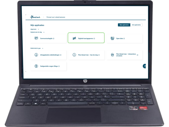 Laptop toont Fluvius-portaal met digitale kaartgegevens en applicaties.