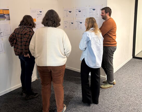 Deelnemers bekijken feedback tijdens een workshop van de Community voor Lokale Besturen.