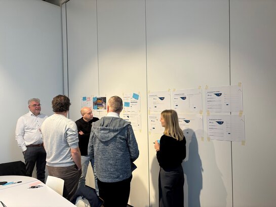 Deelnemers bespreken ideeën en bekijken geplande projecten tijdens een workshop van de Community voor Lokale Besturen.