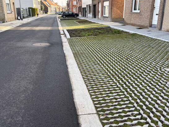 Heraanleg Kervijnstraat Harelbeke – grasbetontegels, groenstroken & verkeersremming. Waterdoorlatende grasbetontegels en groenstroken in de vernieuwde Kervijnstraat in Harelbeke, met smallere rijvakken en geveltuintjes voor meer leefkwaliteit.