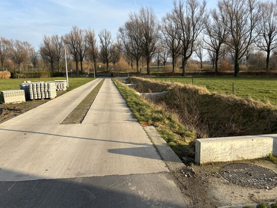 Heraanleg Kervijnstraat – verbinding met jaagpad met buffergrachten & tweesporenpad. Vernieuwde verbinding tussen de Kervijnstraat en het jaagpad in Harelbeke, met buffergrachten, doorlatende verharding en een tweesporenpad in een groene omgeving.