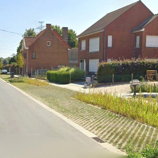 Kervijnstraat Harelbeke – vernieuwd straatbeeld met groen en infiltratiezones. Vernieuwd straatbeeld van de Kervijnstraat in Harelbeke met groene parkeerstroken, infiltratiezones en verbeterde inrichting.