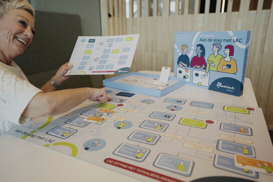 Ontdek hoe LAC-beslissingen tot stand komen via een speels en duidelijk bordspel Een foto van mensen die het LAC-spel aan het spelen zijn