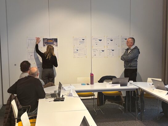 Leden van de Community voor Lokale Besturen bespreken rapporteringen en ideeën tijdens een workshop rond openbare verlichting in Brussel.