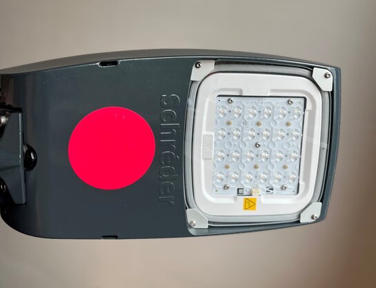 Tijdelijke straatlamp met een roze markering om aan te duiden dat het om een voorlopige oplossing gaat.