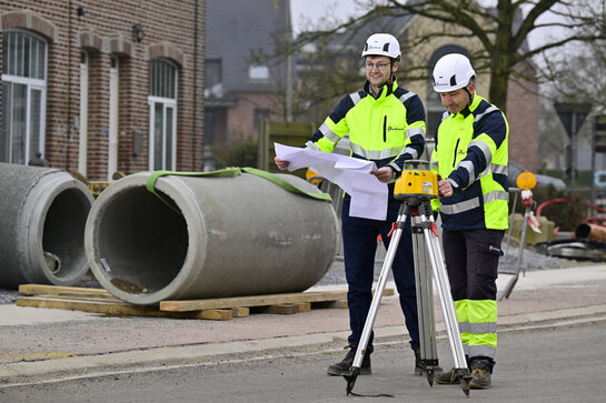 Twee medewerkers van Fluvius lezen een plan