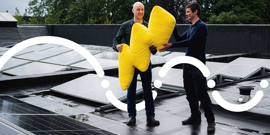 Op energiedelen staat geen beperking, iedereen vaart er wel mee Twee mannen op een dak met het logo van energiedelen