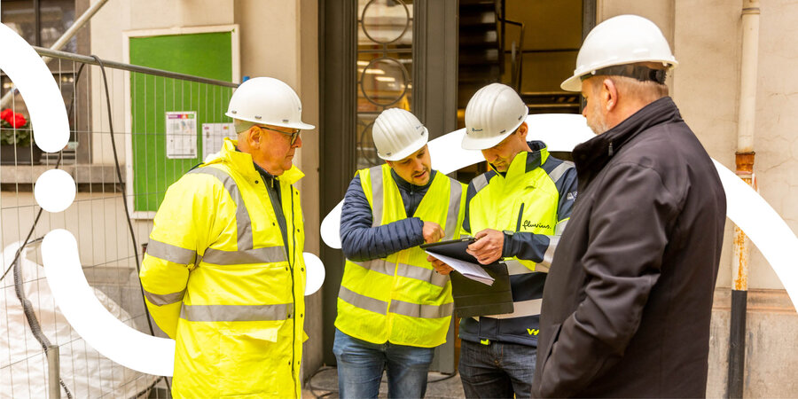 Technici bespreken de plannen voor aanleg riolering