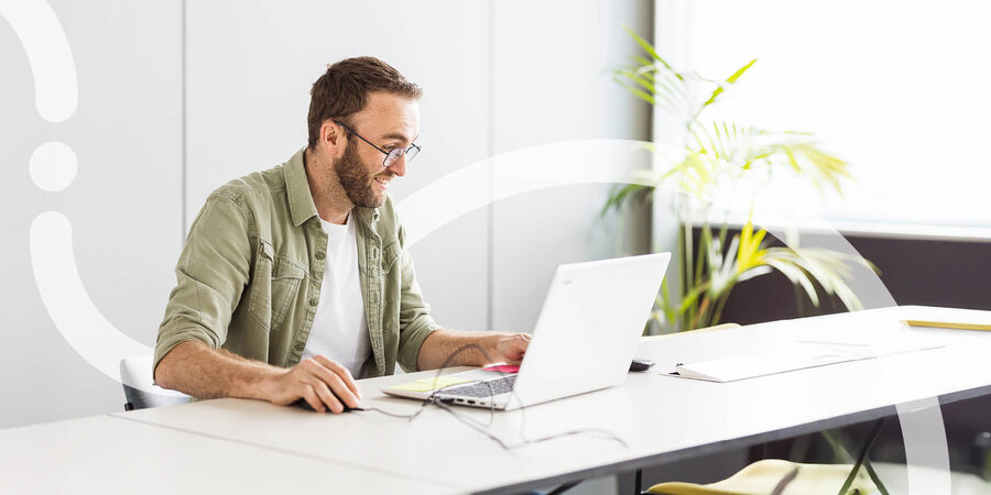 Medewerker raadpleegt digitale assetgegevens op een laptop in een kantooromgeving, illustratief beeld voor het gebruik van GeoPackage.