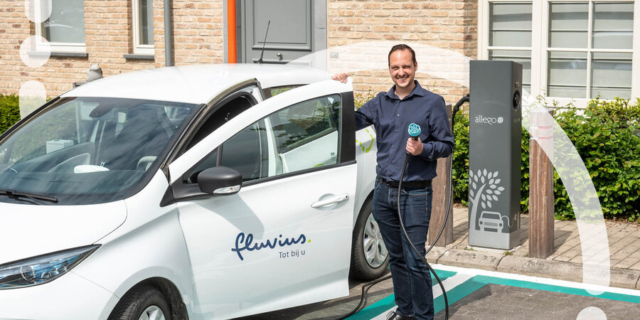Concessie-einde voor Allego-laadpalen – Fluvius-wagen aan laadpunt. Elektrische wagen van Fluvius wordt opgeladen aan een Allego-laadpaal op een parkeerplaats.
