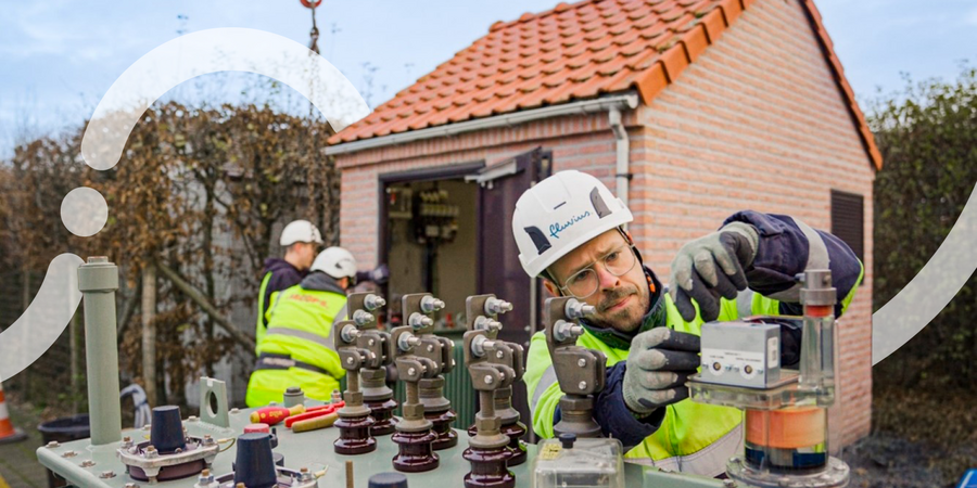 Technici voeren een transformatorverzwaring uit aan een distributiecabine in Beernem, een mijlpaal als de 1000ste verzwaring voor sterkere lokale netten.
