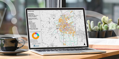Laptop met interactieve GIS-kaart van Roeselare, gebruikt voor netplanning en energietransitie.