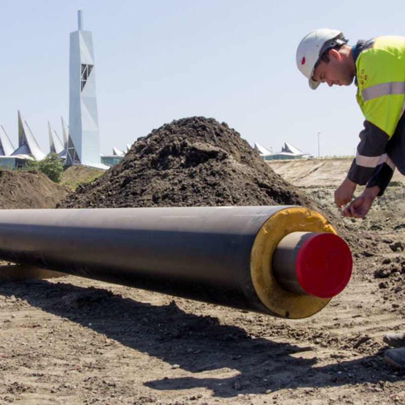 Technicus meet isolatie rond warmteleiding